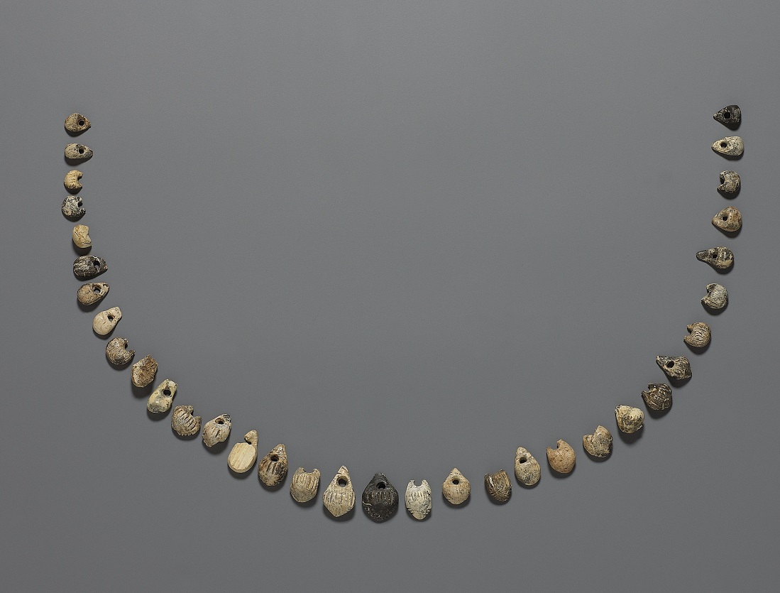 Collier de trente-quatre perles en forme de panier  Collier de trente-quatre perles en forme de panier