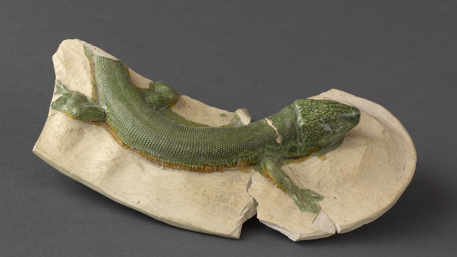 Plaque ornée d'un lézard 