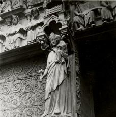 Cathédrale Notre-Dame de Paris. Façade occidentale, portail de la Vierge, statue du trumeau, Vierge à l’Enfant