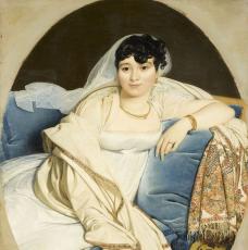 Portrait d'une femme en blanc sur un canapé