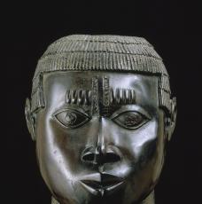 Buste sculpté de tête africaine avec des scarifications