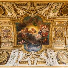 Galerie construite par Louis Le Vau. Le décor est conçu par Charles Le Brun en 1661-1663 et sera achevé au XIXe siècle. 