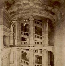 Le grand escalier du château est sans doute l’élément le plus célèbre. Il a été inspiré d’un dessin de Léonard de Vinci, mais contrairement à son modèle, ne compte que deux montées d’escalier. Deux visiteurs peuvent, en même temps, emprunter l’escalier en étant diamétralement opposés. 
