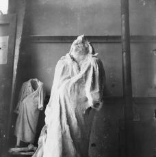 photographie de la statue de Balzac dans l'atelier de Rodin