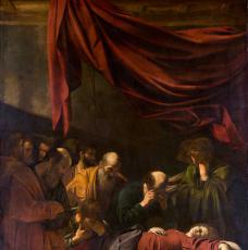 Une femme allongée et morte avec des gens autour