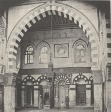 intérieur d'une mosquée avec des fidèles