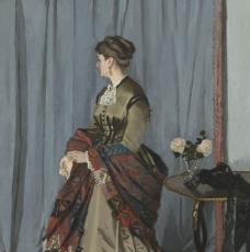 femme de 3/4 dos en robe longue portant un châle