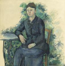 femme en bleu assise dans un jardin