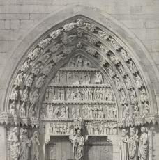 portail sculpté d'une cathédrale