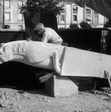 sculpteur en train de travailler sur une gargouille