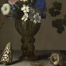 Le gros plan est sur les coquillages et la sauterelle au pieds du vase.