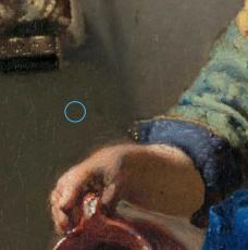 Gros plan sur le point de fuite de l'œuvre, entouré en bleu