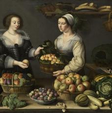 une marchande vend des fruits et des légumes à une jeune femme