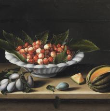 cerises dans une coupe avec des prunes et un melon