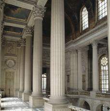 tribune d'une chapelle