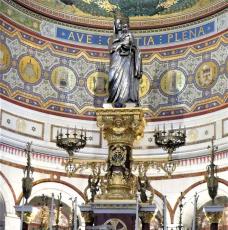 maître-autel d'une église avec une Vierge à l'Enfant