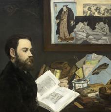 un homme à son bureau avec des livres et des gravures