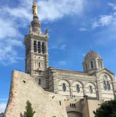 église sur un piton rocheux