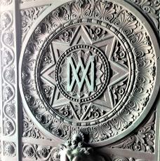 porte en bronze avec monogramme
