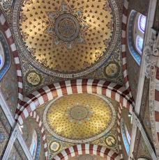 coupoles décorées de mosaïques dorées