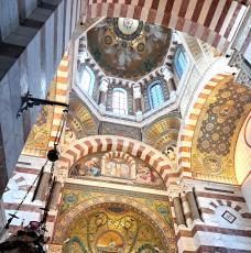 transept d'une basilique décorée de mosaïque