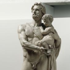 un homme nu tenant un enfant dans les bras