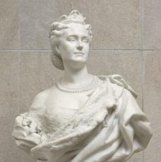 femme en buste avec un diadème