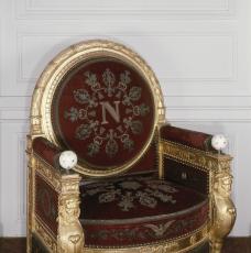 trône en velours rouge