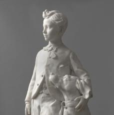 un garçon debout avec son chien