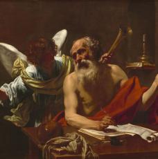 un vieil homme, buste nu, drapé en rouge, écrit. Un ange derrière lui