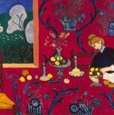 femme à une table sur fond rouge