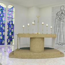 choeur d'une chapelle avec des vitraux
