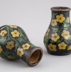 pot décoré de fleurs jaunes