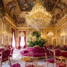 salon avec un lustre 