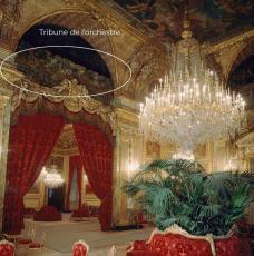salon avec un rideau rouge