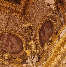 putti et trophée