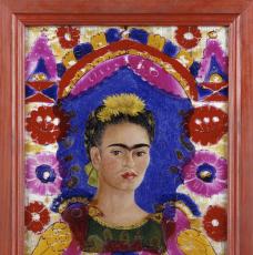 portrait de femme entourée de fleurs