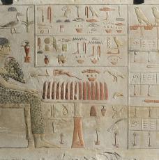 stèle funéraire égyptienne avec une femme de profil et des hiéroglyphes