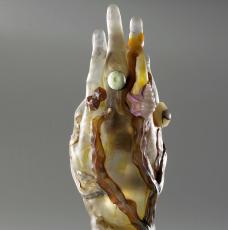 Main en cristal décoré d'algues et de coquillages