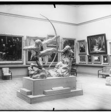 Photographie d’Héraklès archer exposé au musée du Luxembourg en 1909. 1909, photographie, 18 × 24 cm. Paris, Agence photo RMN – Grand Palais, fonds Druet-Vizzavona (DRUETC53649)