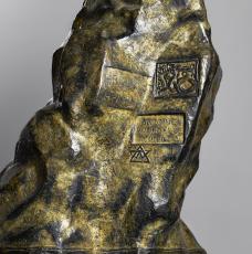 Antoine Bourdelle (1861-1929), Héraklès tue les oiseaux du lac Stymphale (Héraklès archer [détail des inscriptions sur le rocher : signature et hydre de Lerne]). 1923, sculpture (bronze doré), 248 × 247 × 123 cm. Paris, musée d’Orsay (RF 3174)