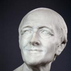 Jean-Baptiste Pigalle (1714-1785), Voltaire nu (détail du visage de Voltaire). 1776, sculpture (marbre), 150 × 89 × 77 cm. Paris, musée du Louvre (dépôt de l’Institut de France, 1962)