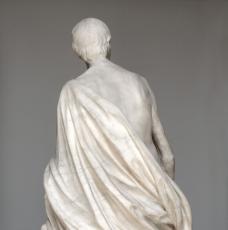 Jean-Baptiste Pigalle (1714-1785), Voltaire nu (vue du revers de la sculpture). 1776, sculpture (marbre), 150 × 89 × 77 cm. Paris, musée du Louvre (dépôt de l’Institut de France, 1962)