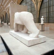 François Pompon (1855-1933), Ours blanc (vue de trois quarts arrière droit). 1928-1929 (œuvre originale en plâtre présentée au Salon d’automne de 1922), 163 × 251 × 90 cm, sculpture (calcaire). Paris, musée d’Orsay (no inv. RF 3269)