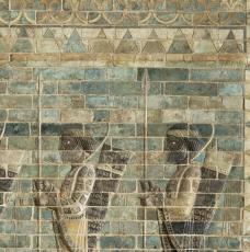 Frise des archers (détail de la partie centrale). Provient du palais de Darius Ier à Suse (Iran). Règne de Darius Ier (522-486 av. J.-C.), 475 × 375 cm, briques siliceuses moulées à glaçure colorée. Paris, musée du Louvre (no inv. AOD 487)
