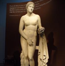 D’après Praxitèle (IVe siècle av. J.-C.), Statue du type de l’Aphrodite de Cnide (Vénus du Belvédère). Époque romaine impériale, sculpture (marbre), 185 cm. Vatican, Museo Pio Clementino (no inv. 4260)
