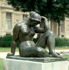 Aristide Maillol (1861-1944), Méditerranée (dit aussi La Pensée). 1905, sculpture (bronze ; fondeur : Alexandre Rudier), 110,5 × 116 × 78 cm. Paris, jardin des Tuileries (no inv. FNAC9487)