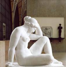 Aristide Maillol (1861-1944), Méditerranée (dit aussi La Pensée). Entre 1923 et 1927, sculpture (marbre blanc), 110,5 × 117,5 × 68,5 cm. Paris, musée d’Orsay (no inv. RF 3248)