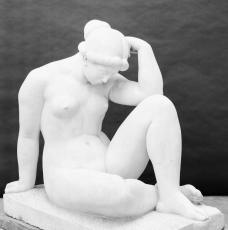 Aristide Maillol (1861-1944), Méditerranée (dit aussi La Pensée ; vue de trois quarts avant gauche). Entre 1923 et 1927, sculpture (marbre blanc), 110,5 × 117,5 × 68,5 cm. Paris, musée d’Orsay (no inv. RF 3248)