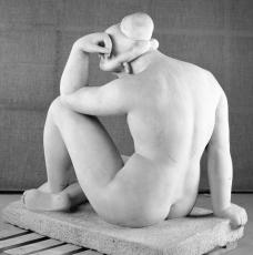 Aristide Maillol (1861-1944), Méditerranée (dit aussi La Pensée ; vue de trois quarts arrière). Entre 1923 et 1927, sculpture (marbre blanc), 110,5 × 117,5 × 68,5 cm. Paris, musée d’Orsay (no inv. RF 3248)